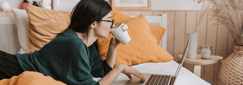 Frau mit Laptop und Kaffeetasse